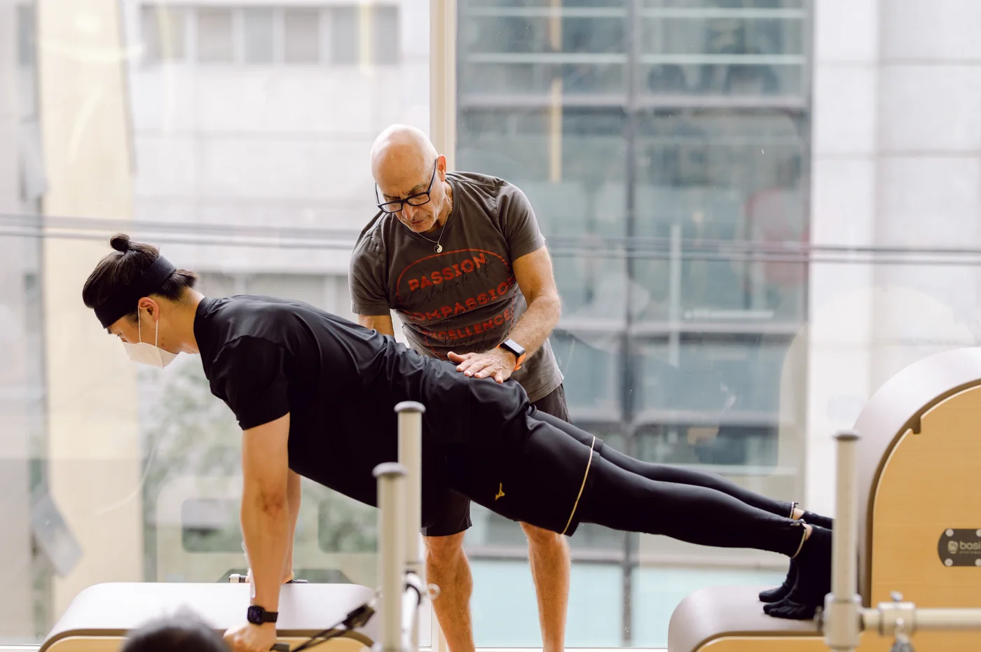 Rael Isacowitz, pendiri BASI Pilates, mendampingi peserta latihan